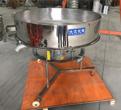 高頻篩不同于普通振動篩的在于該產品使用的是，高頻振動電機：振動頻次快，振動的幅度較小，所以對于漿液的過濾篩分有一定的優勢。