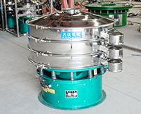 旋振篩多采用立式振動電機作為激振來源，利用偏心塊的夾角的不同實現物料在篩網上運動的軌跡調整。