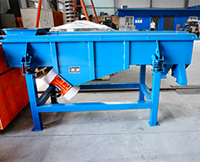 多層直線振動篩篩層可達6層，物料可同時篩分出7種不同等級的物料。