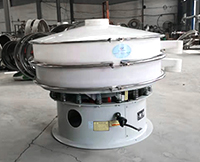 塑料振動篩從篩網到篩框采用的全是pp塑料材質，該材質無色，無味，無化學反應，使用壽命長。