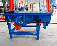 1035直線振動篩屬于較大型的篩分設備，所以該設備的產量也相對比較高一些。