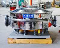 直排篩可分為單雙振動源兩種，但其電機是懸掛在振動篩框的外側，振動理相對比較大。