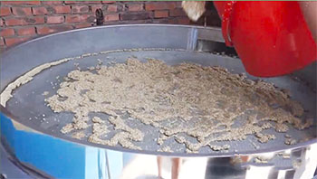 藜麥除雜振動篩試機2:均勻的將藜麥攤開