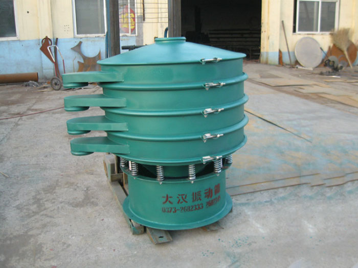 直徑1000型振動(dòng)篩除了有碳鋼材質(zhì)其還有不銹鋼+碳鋼,以及全不銹鋼的選擇,用戶可根據(jù)用戶物料的性質(zhì)不同可進(jìn)行選擇。