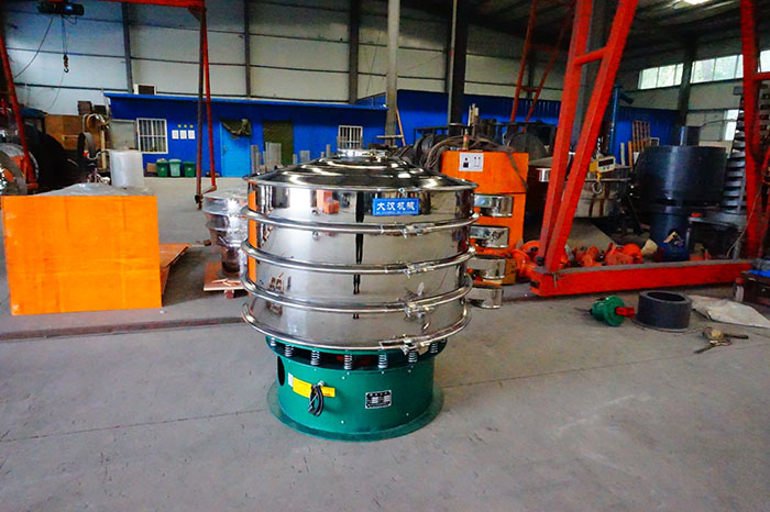 直徑1500mm振動篩是一個四個出料口，三層振動篩框的選震動篩，屬于較大型號的產品。