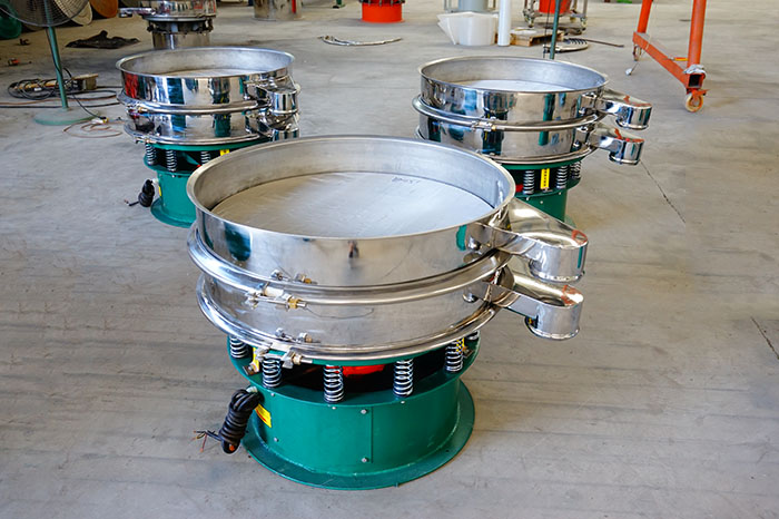 玉米淀粉振動(dòng)篩分機(jī)的特點(diǎn)：產(chǎn)品的振動(dòng)頻率高，振幅大，可篩分物料比較廣泛，采用304不銹鋼材質(zhì)，對(duì)于物料篩分有一定的優(yōu)勢。