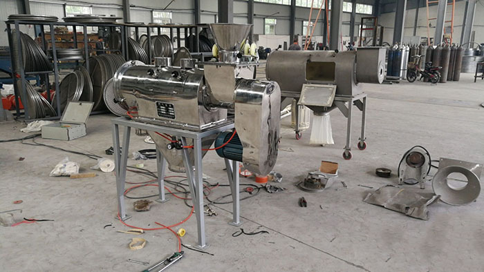 氣旋篩分機的特點：全不銹鋼材質選擇，使用壽命更加長久，防腐蝕，防酸堿性強。