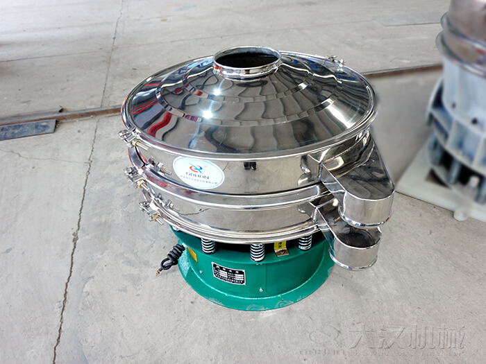  圓形旋振篩材質(zhì)由：不銹鋼+碳鋼，全碳鋼，全不銹鋼三種不同材質(zhì)可供選擇。