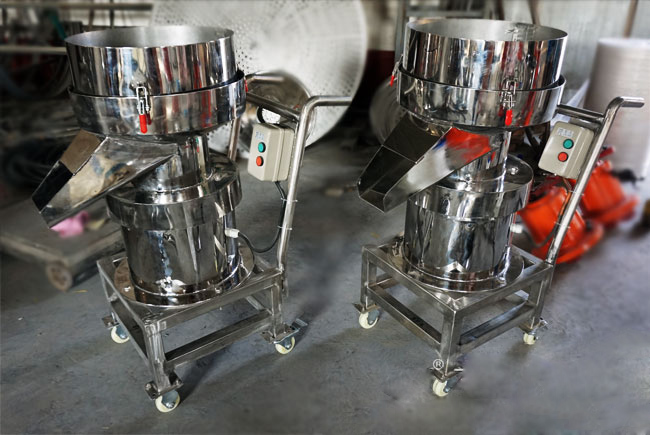 450型過濾篩機實拍：全不銹鋼小推車式過濾篩，便于篩機的移動，適合場地不確定的用戶。